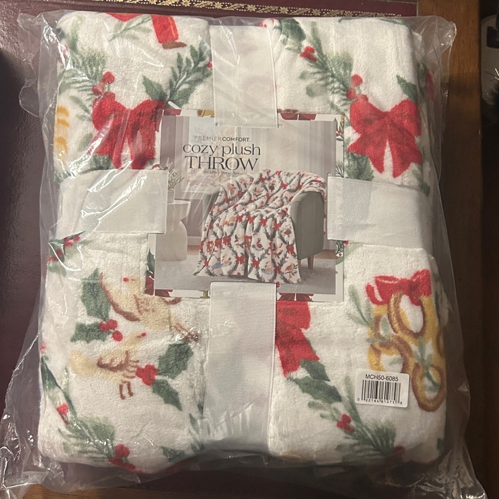Holiday Christmas Cozy Plush Throw Red Ribbons Berries Green Holly NEW 50 x 70